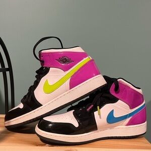 Jordan 1 Mid Black White Cyber Pink Size‎ 7 big kids